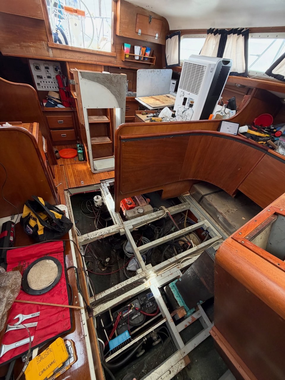 The process of carefully removing the floor and most of the salon furniture… - photo 2